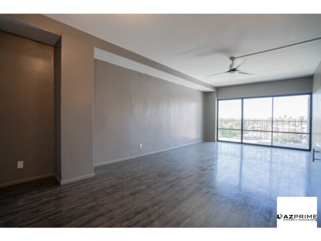 Building Photo - Unique Corner 1/1 Phoenix Condo!
