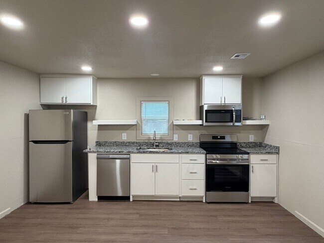 Foto del edificio - 712 Coyne Ave