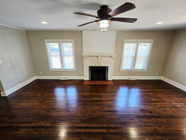 Foto del edificio - Charming Brick Home for Rent in Burlington