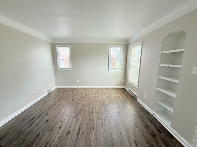 Building Photo - Renovated 3-Bedroom Home – We Welcome Sect...