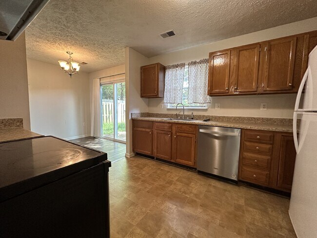 Building Photo - This end unit townhome offers convenience and comfort, situated close to Manassas Park.