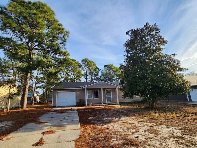 Foto del edificio - Charming 3-bed, 1-bath in Hope Mills