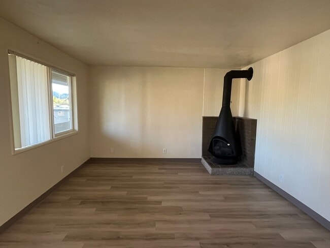 Building Photo - (PKW 8) Remodeled  2 Bedroom/1Bath