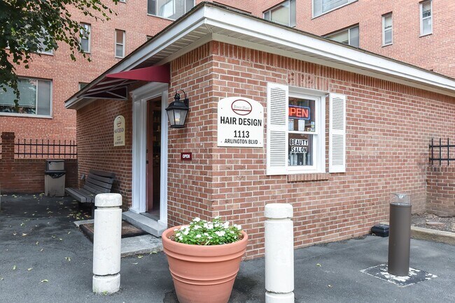 Building Photo - Gorgeous 2 Bedroom Penthouse in River Plac...