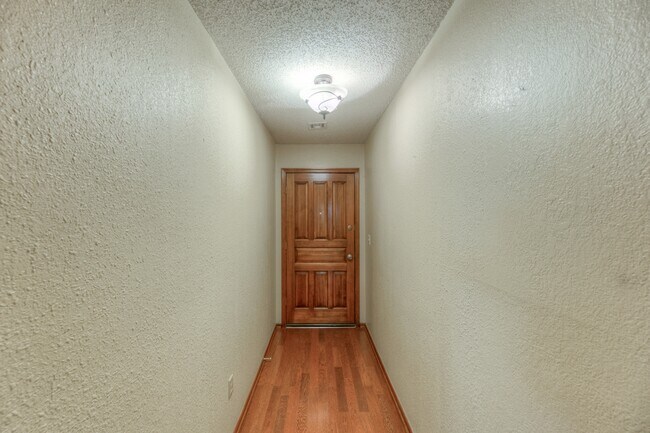 Foto del edificio - 1300 S 29th St