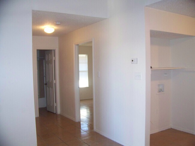 Foto del edificio - 7623 Windsor Oaks