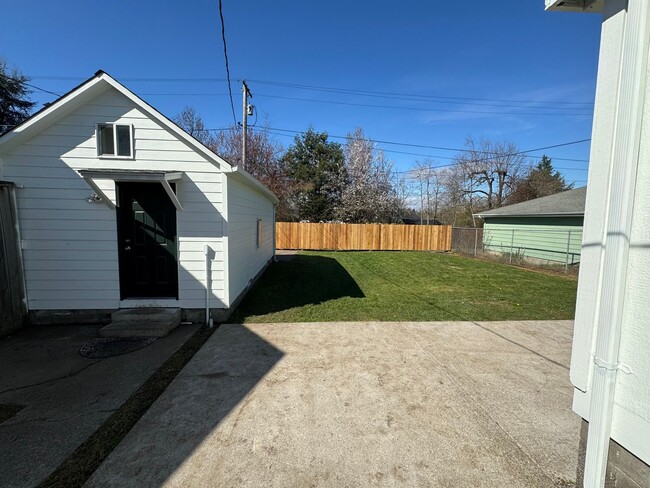 Building Photo - 4 Bedroom House in SE Eugene