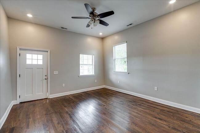 Building Photo - Charming 1920 renovated home!