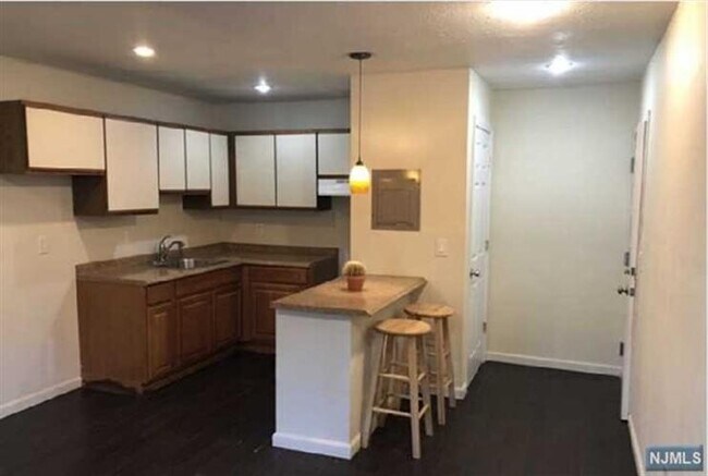 Building Photo - 9 Vreeland Ave