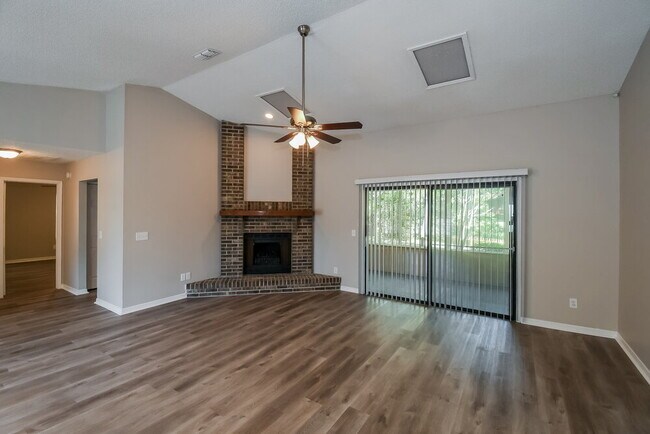 Foto del edificio - 10364 Windfern Ct N