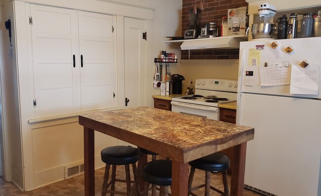 Building Photo - Beautiful craftsman style farmhouse outsid...