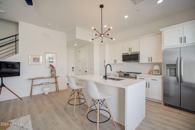 Building Photo - 777 W Coolidge St