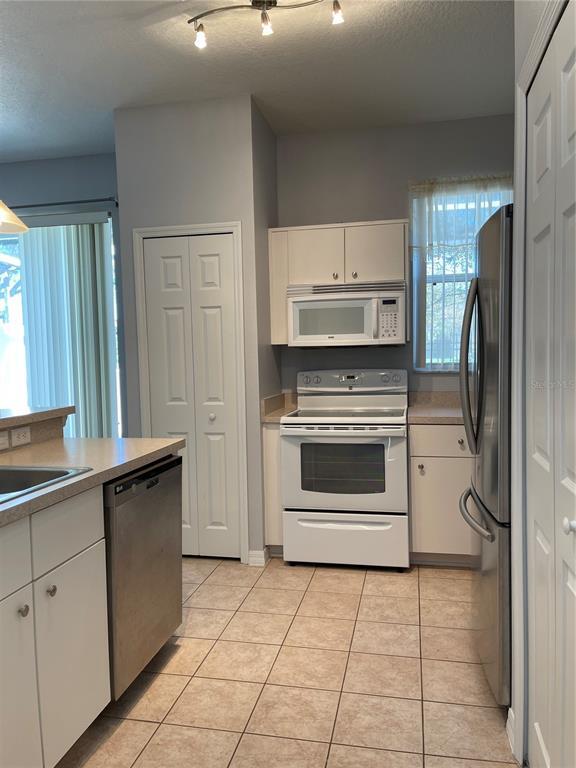 Building Photo - 1266 S Beach Cir