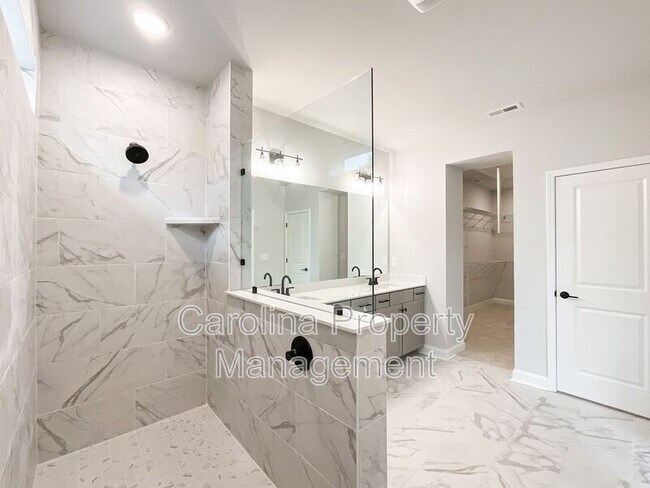 Foto del edificio - 8229 Houser St