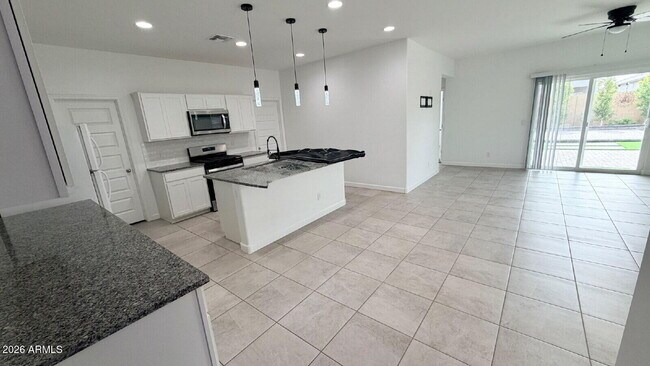 Foto del edificio - 40145 W Hillman Dr