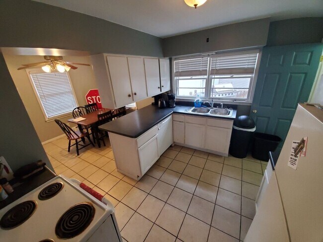 Foto del edificio - AVAILABLE JUNE - 7 Bed 3 Bath Tons of Space