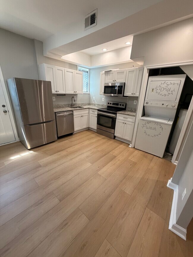 Foto del edificio - 740 Hobart Pl NW