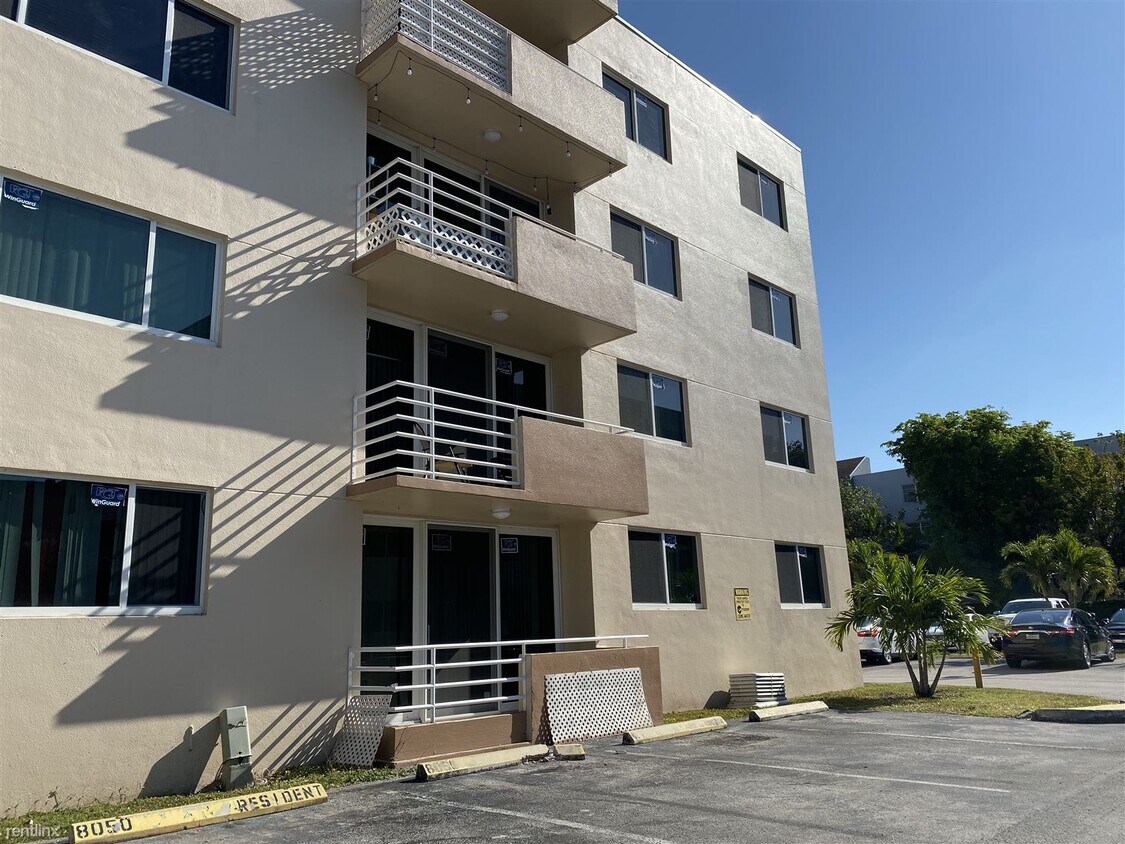 Foto principal - 8050 NW 8th St