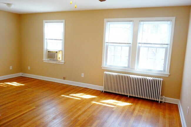 Foto del edificio - Beautifully Updated Apartments in a Quiet Garden-Style Building