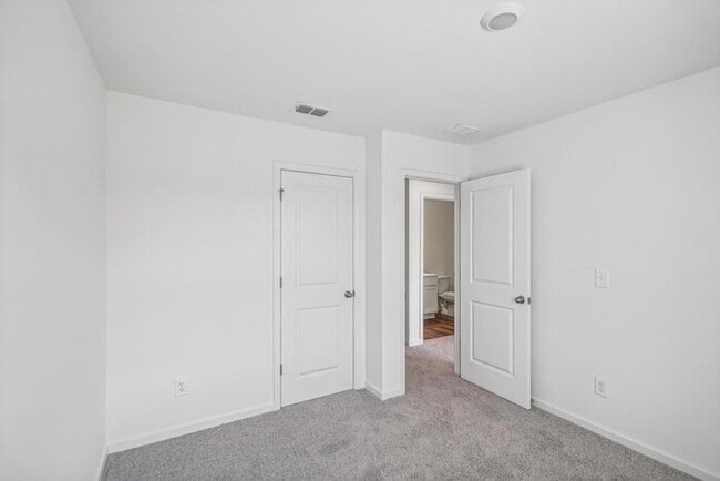 Building Photo - Fantastic 3bd/2.5ba home! Coming soon!