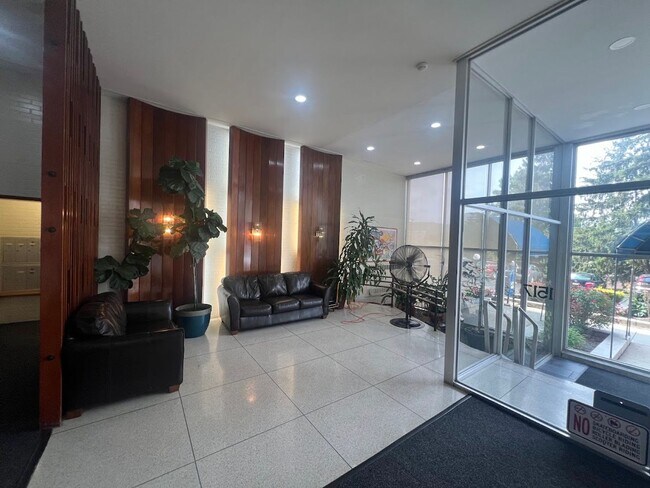 Foto del edificio - Spacious One Bedroom Apartment- City views!
