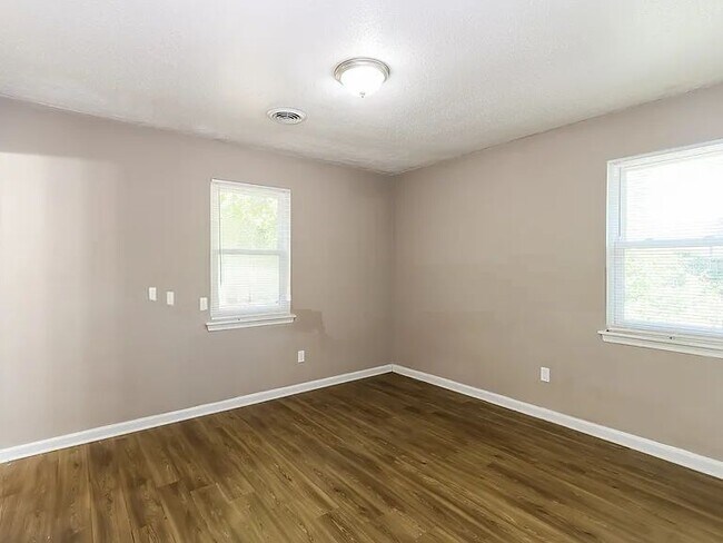 Building Photo - 255 Oak Lake Dr