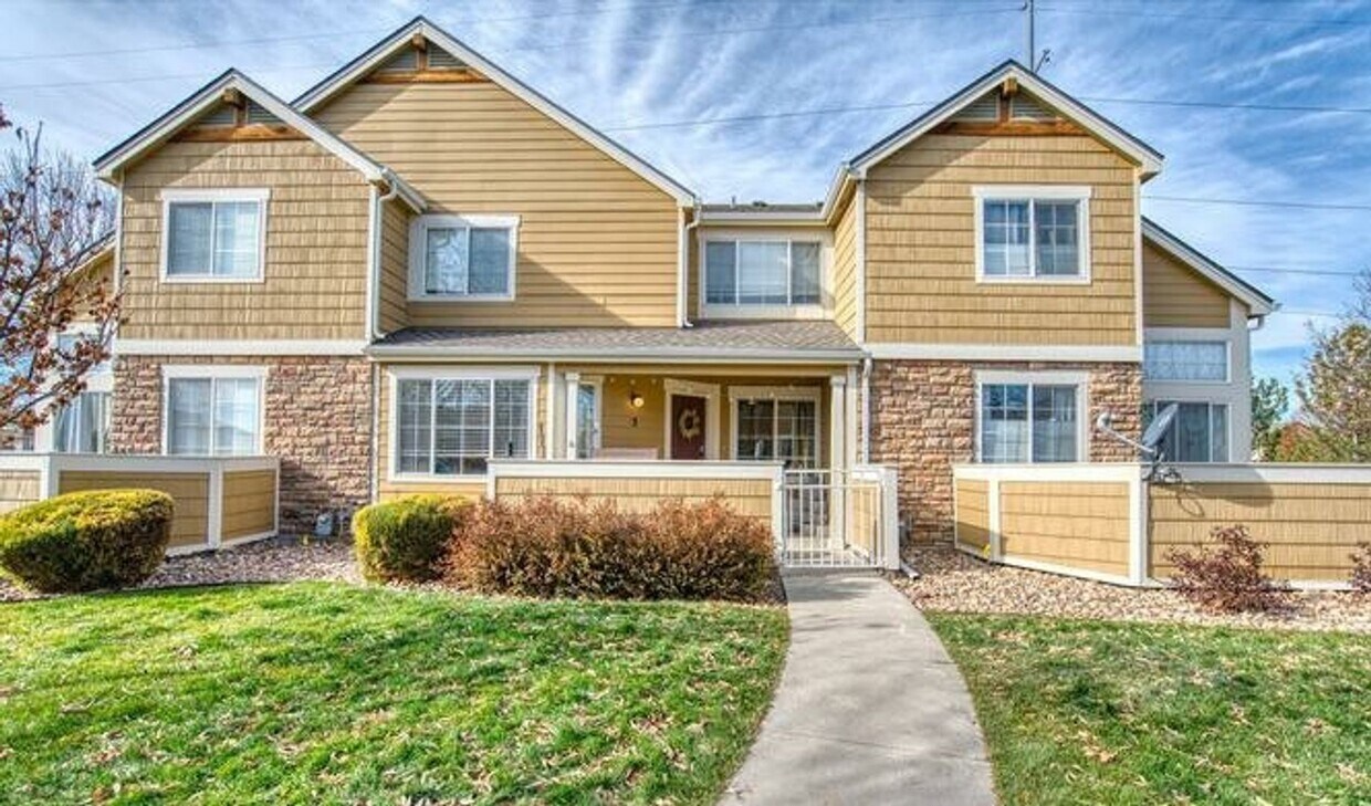 Foto principal - Beautiful 3 Bed/4 Bath Townhome in Longmon...