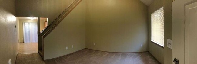 Foto del edificio - Large 2 bed 1.5bath townhouse with Garage