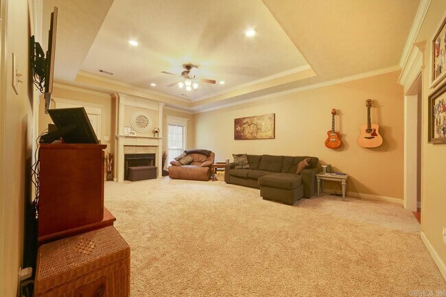 Foto del edificio - 24 Lakeland Dr