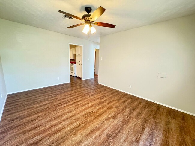 Foto del edificio - Beautiful Home right next to Hobby Lobby and Remington Park! Self Showing