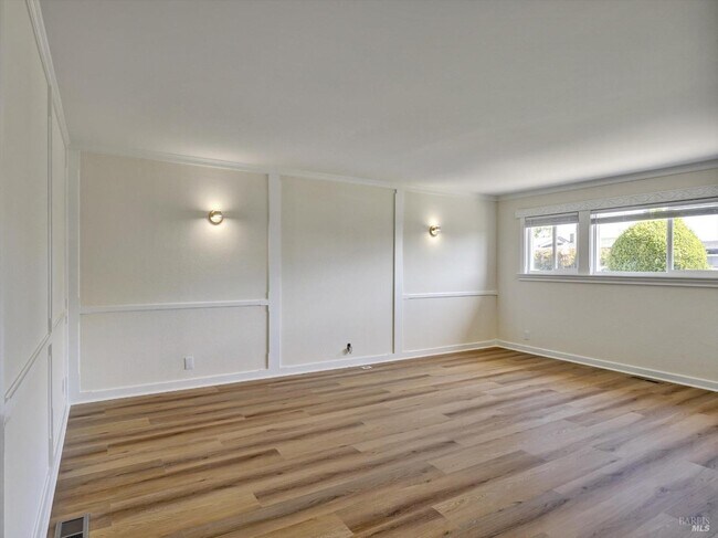 Building Photo - 131 Fernwood Dr