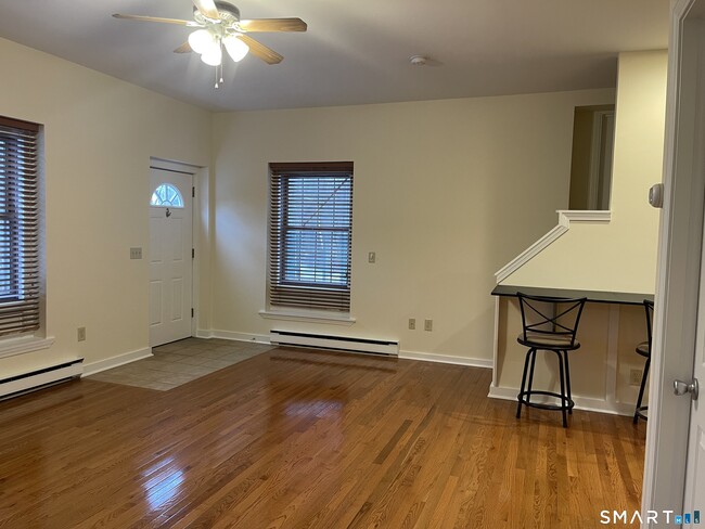 Foto del edificio - 80 Grassy Plain St