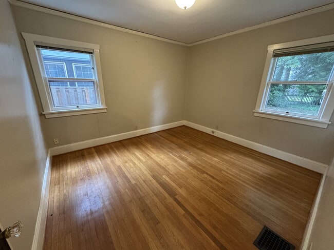 Building Photo - Bungalow in the Heart of Hawthorne Neighbo...