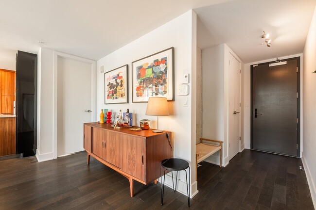 Building Photo - 1330 Rue Olier