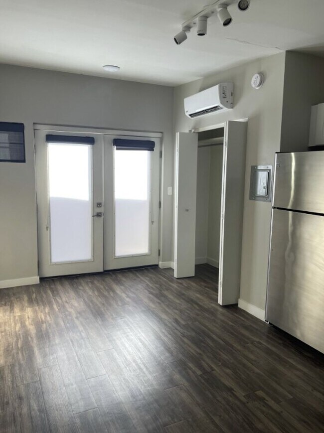 Building Photo - Upgraded Studio Apartment in Downtown Phoenix