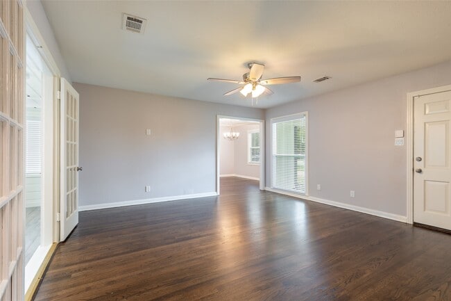 Building Photo - 5527 Jessamine St