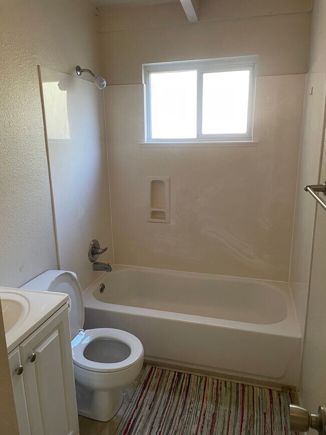 Foto del edificio - Charming 3-Bedroom in Quiet Cul-de-sac-$30...