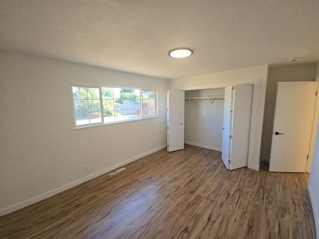 Building Photo - 3000 Kenwood Rd