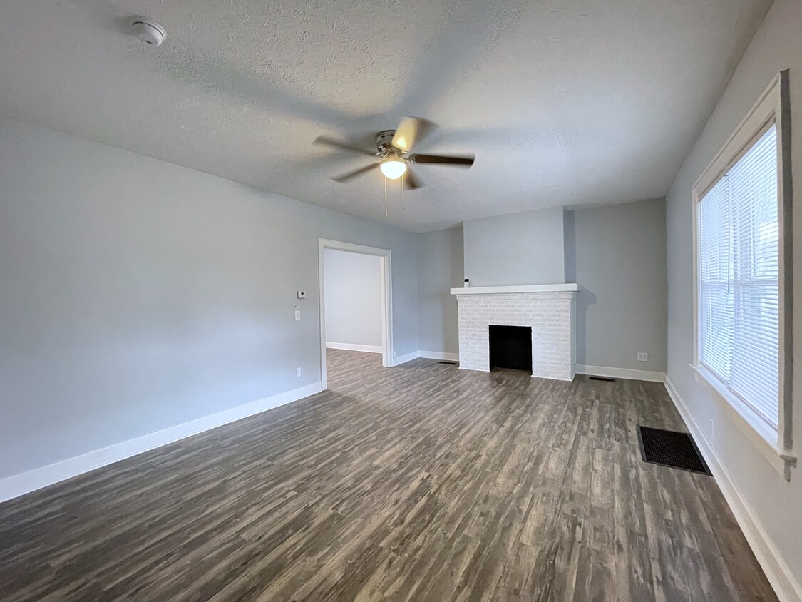 Spacious living room - 701 Berkeley Rd