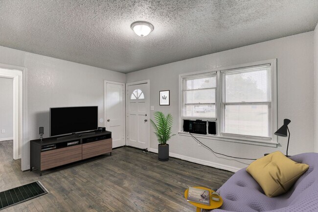 Foto del edificio - Updated 3 bedroom, 1 bath home with a 1 ca...