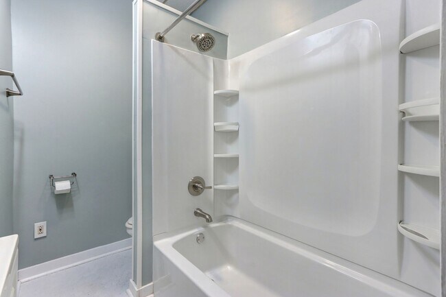 Foto del edificio - Renovated Two Bedroom Aprtment