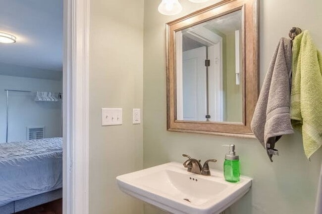 Photo - 1 bedroom in East Nashville. Minutes to 5 ... House