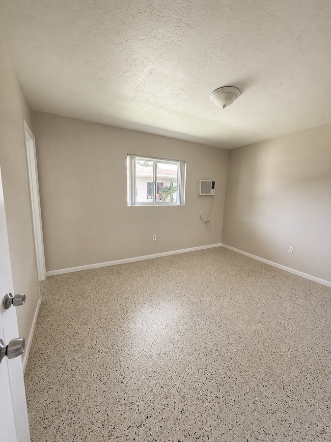 Foto del edificio - 1040 W 28th St