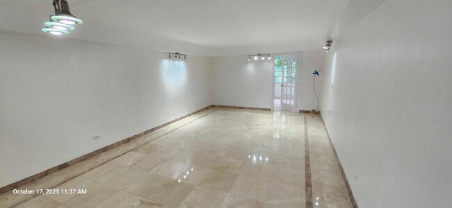 Building Photo - Spacious 1 Bed + Den | 1.5 Bath Apartment ...