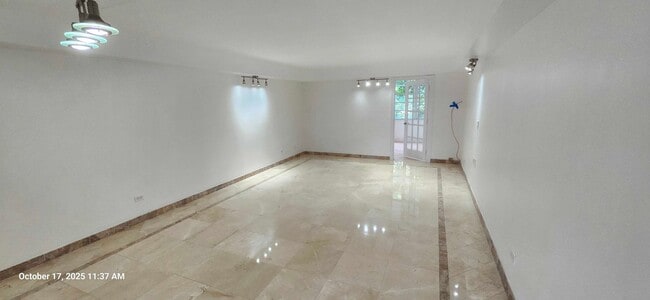 Foto del edificio - Spacious 1 Bed + Den | 1.5 Bath Apartment ...