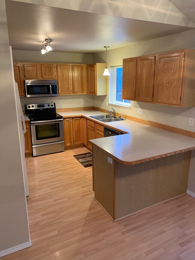 Kitchen - 731 Hunt Cir