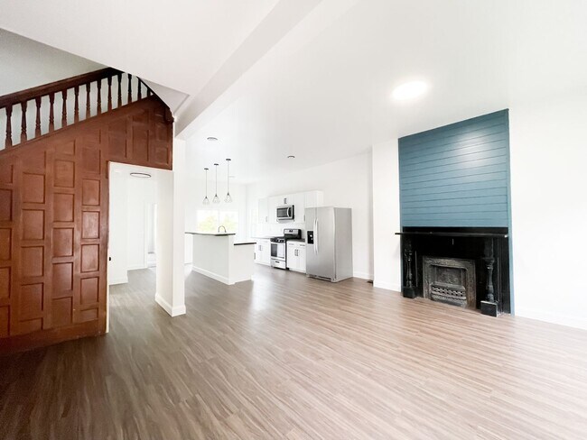 Foto del edificio - Available August - ABSOLUTELY STUNNING 4 B...