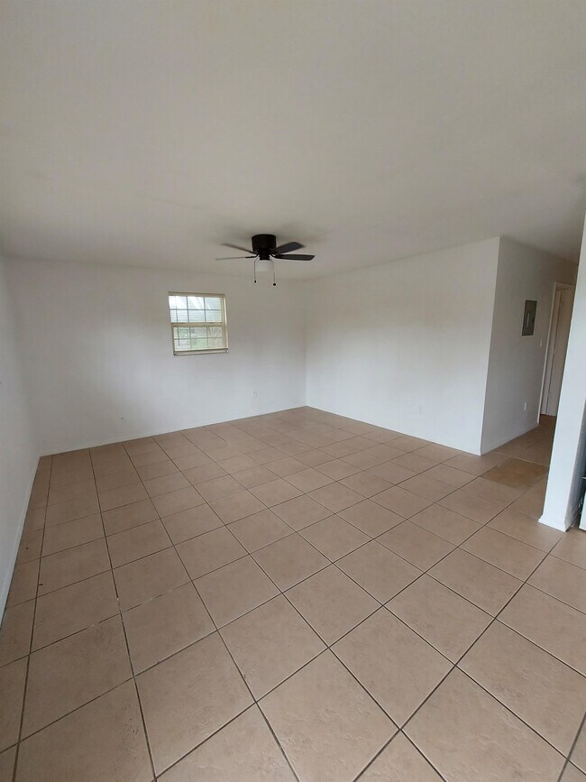 Building Photo - 3085 Royal Palm Ave