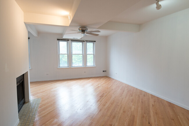 Building Photo - 2459 N Greenview Ave