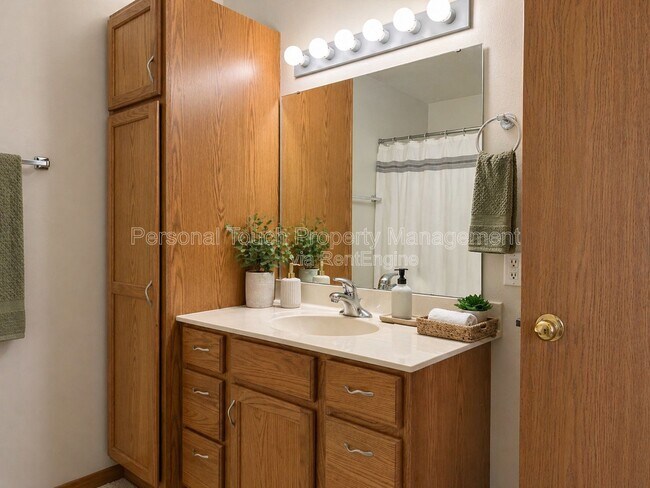 Foto del edificio - 975 42nd Ave W
